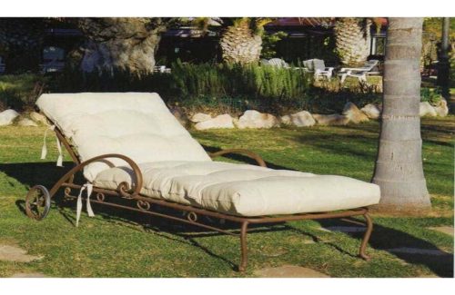 bain-de-soleil-a-roulettes-fer-peint