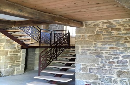 escalier-contemporain-decoration-bois-pierres-art-metal-concept-quimper-traditionnel-1