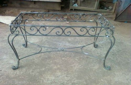 table-en-fer-forge-jardin